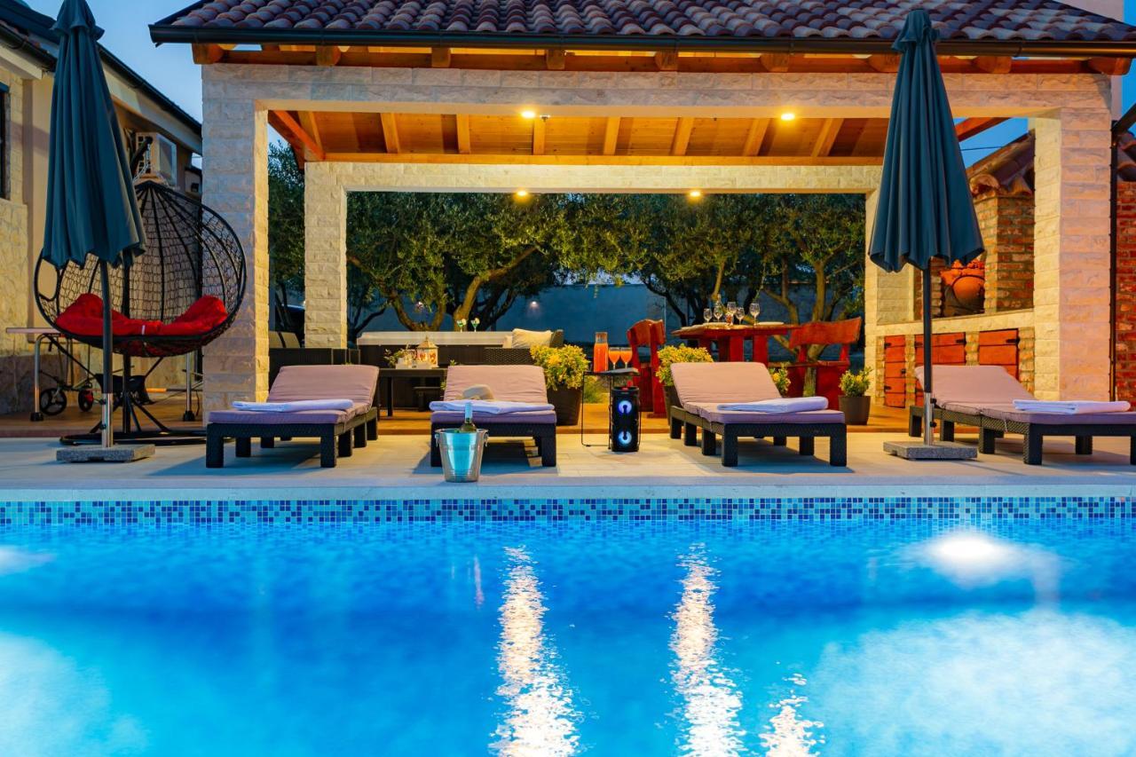 Villa Lorema-Pet Friendly On 5000 Sqm Garden,Pool, Jacuzzi, Billiard&Ps5 Sveti Filip i Jakov Bagian luar foto
