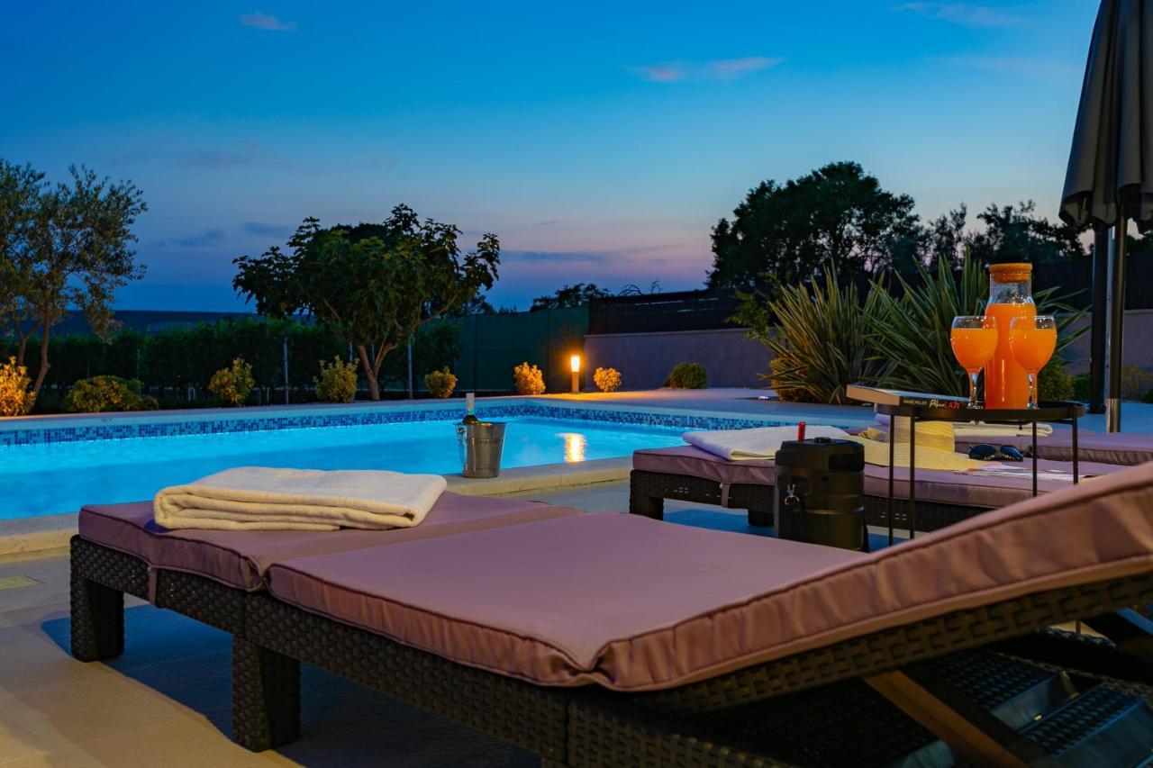 Villa Lorema-Pet Friendly On 5000 Sqm Garden,Pool, Jacuzzi, Billiard&Ps5 Sveti Filip i Jakov Bagian luar foto