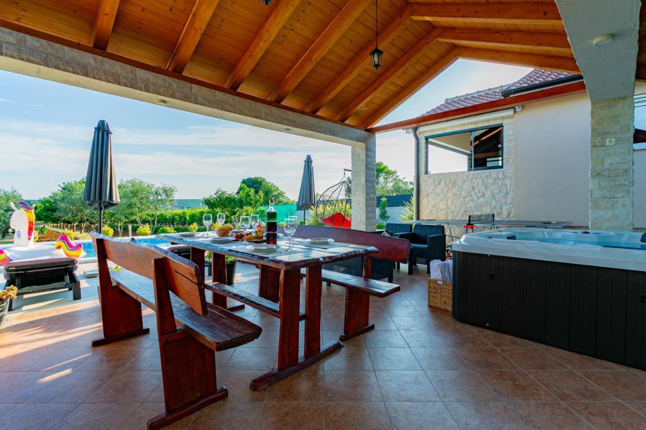 Villa Lorema-Pet Friendly On 5000 Sqm Garden,Pool, Jacuzzi, Billiard&Ps5 Sveti Filip i Jakov Bagian luar foto