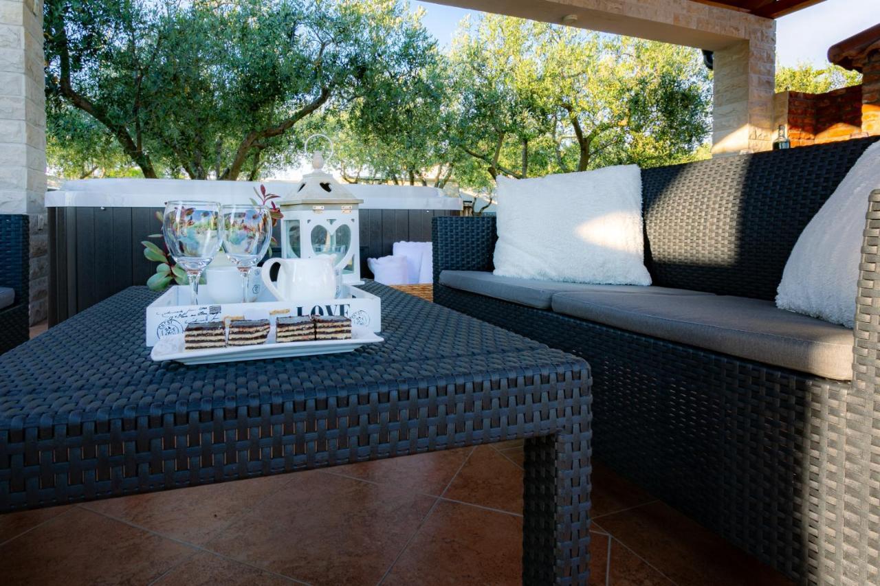 Villa Lorema-Pet Friendly On 5000 Sqm Garden,Pool, Jacuzzi, Billiard&Ps5 Sveti Filip i Jakov Bagian luar foto