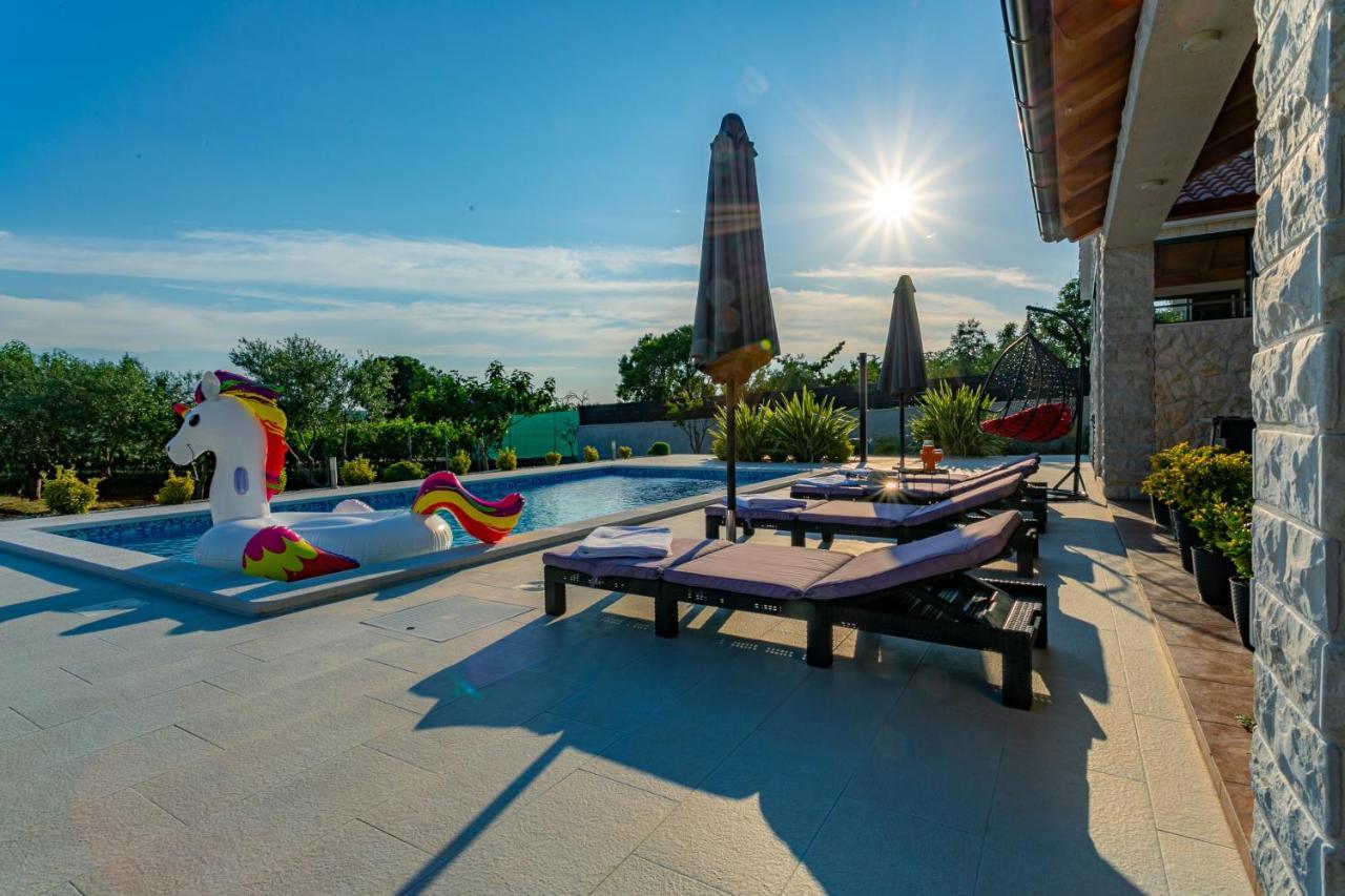 Villa Lorema-Pet Friendly On 5000 Sqm Garden,Pool, Jacuzzi, Billiard&Ps5 Sveti Filip i Jakov Bagian luar foto