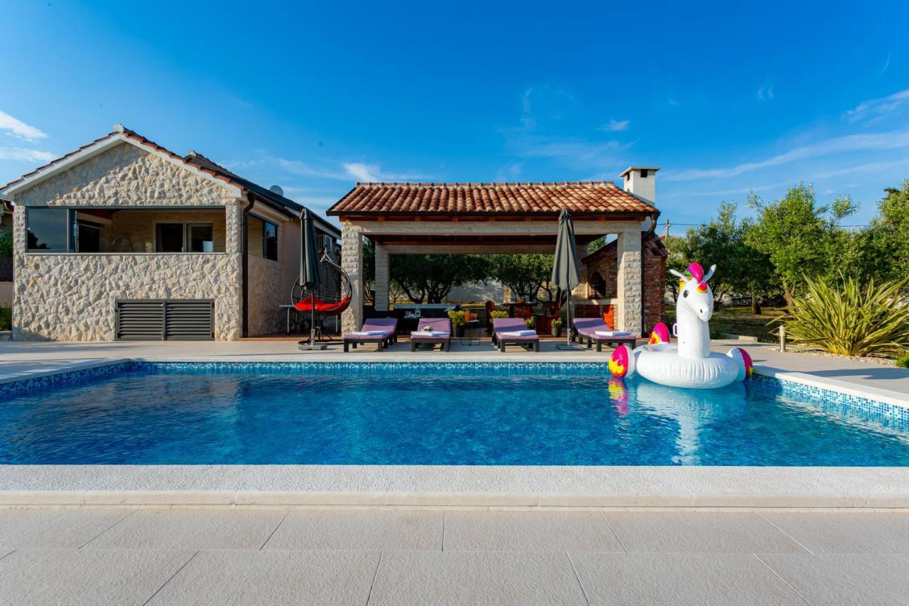 Villa Lorema-Pet Friendly On 5000 Sqm Garden,Pool, Jacuzzi, Billiard&Ps5 Sveti Filip i Jakov Bagian luar foto