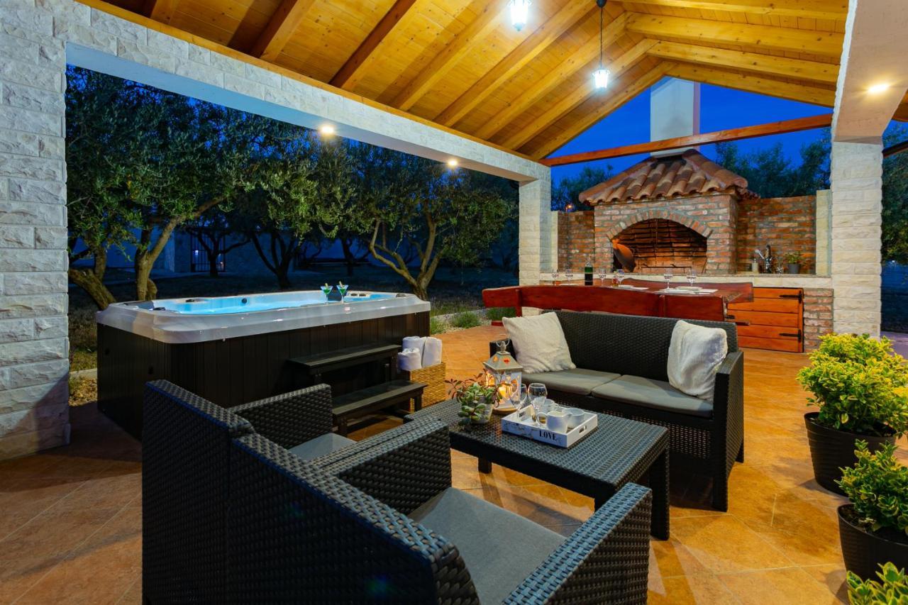 Villa Lorema-Pet Friendly On 5000 Sqm Garden,Pool, Jacuzzi, Billiard&Ps5 Sveti Filip i Jakov Bagian luar foto