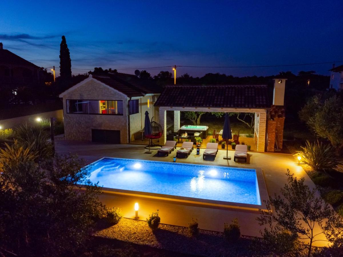 Villa Lorema-Pet Friendly On 5000 Sqm Garden,Pool, Jacuzzi, Billiard&Ps5 Sveti Filip i Jakov Bagian luar foto