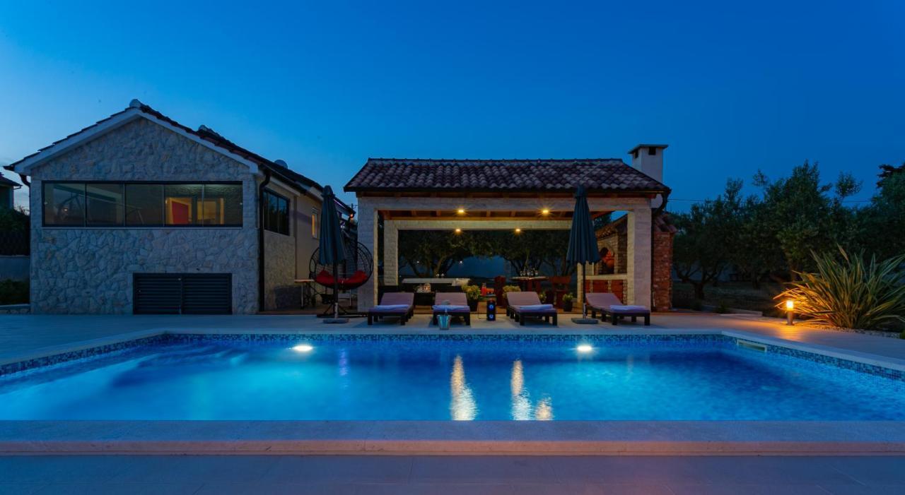 Villa Lorema-Pet Friendly On 5000 Sqm Garden,Pool, Jacuzzi, Billiard&Ps5 Sveti Filip i Jakov Bagian luar foto