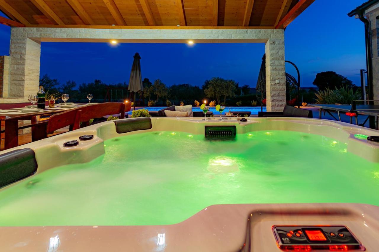 Villa Lorema-Pet Friendly On 5000 Sqm Garden,Pool, Jacuzzi, Billiard&Ps5 Sveti Filip i Jakov Bagian luar foto