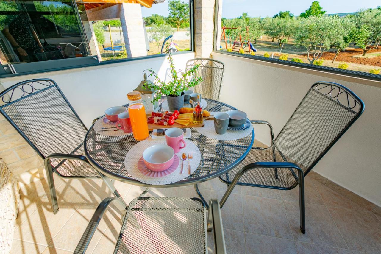 Villa Lorema-Pet Friendly On 5000 Sqm Garden,Pool, Jacuzzi, Billiard&Ps5 Sveti Filip i Jakov Bagian luar foto