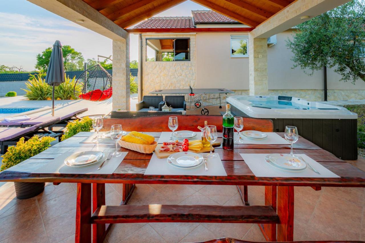 Villa Lorema-Pet Friendly On 5000 Sqm Garden,Pool, Jacuzzi, Billiard&Ps5 Sveti Filip i Jakov Bagian luar foto