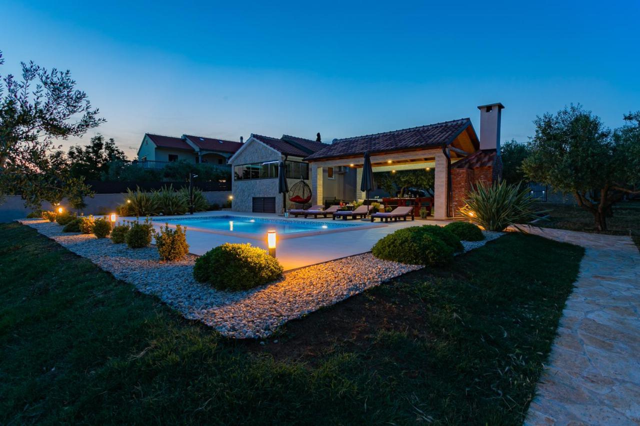 Villa Lorema-Pet Friendly On 5000 Sqm Garden,Pool, Jacuzzi, Billiard&Ps5 Sveti Filip i Jakov Bagian luar foto