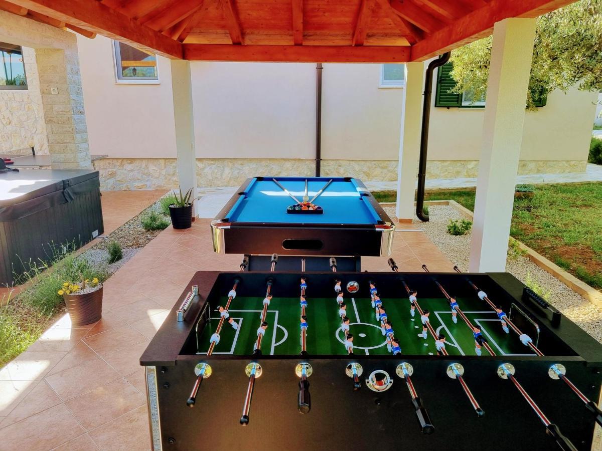 Villa Lorema-Pet Friendly On 5000 Sqm Garden,Pool, Jacuzzi, Billiard&Ps5 Sveti Filip i Jakov Bagian luar foto