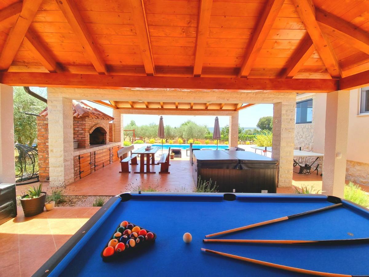 Villa Lorema-Pet Friendly On 5000 Sqm Garden,Pool, Jacuzzi, Billiard&Ps5 Sveti Filip i Jakov Bagian luar foto