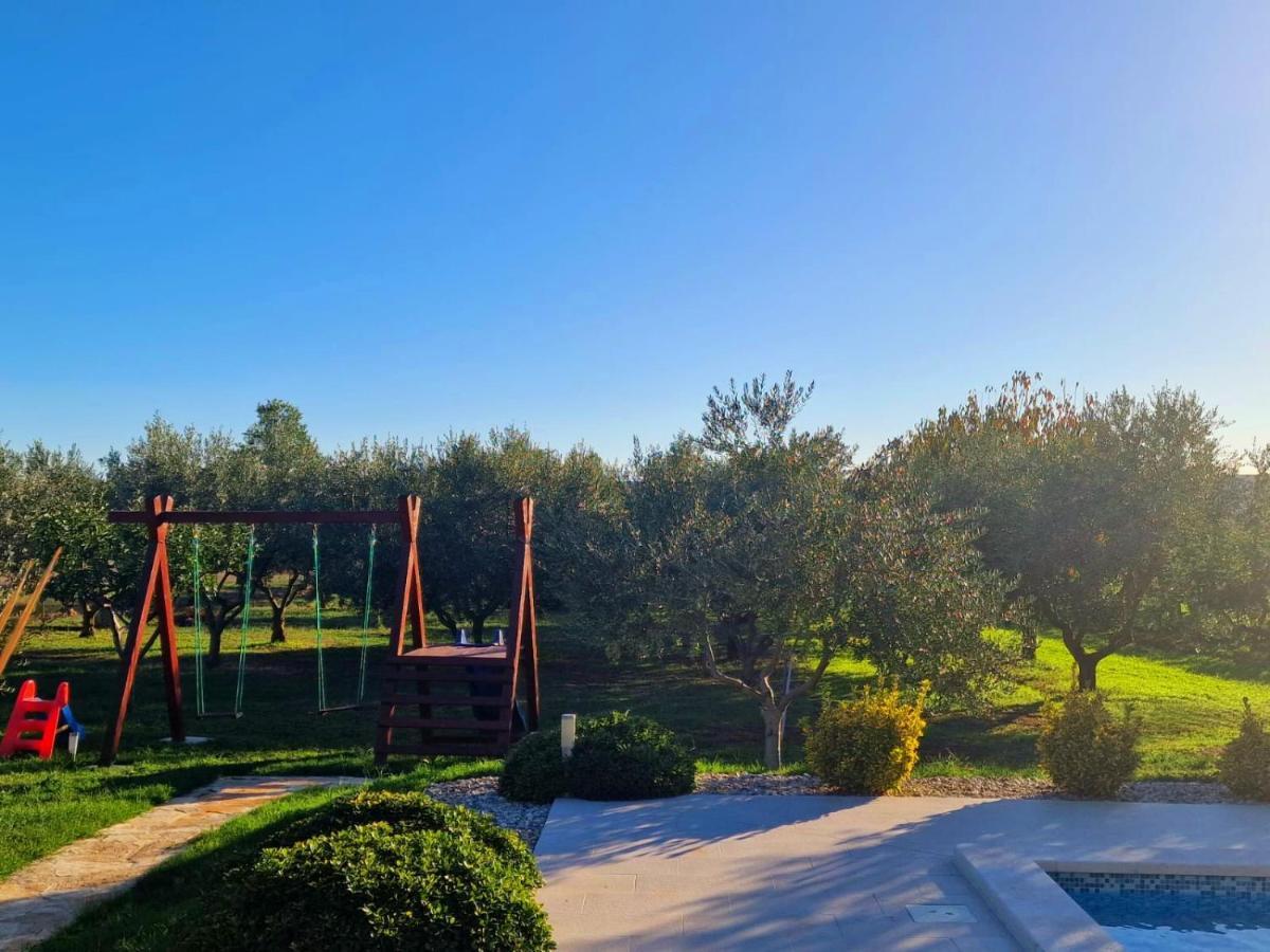 Villa Lorema-Pet Friendly On 5000 Sqm Garden,Pool, Jacuzzi, Billiard&Ps5 Sveti Filip i Jakov Bagian luar foto
